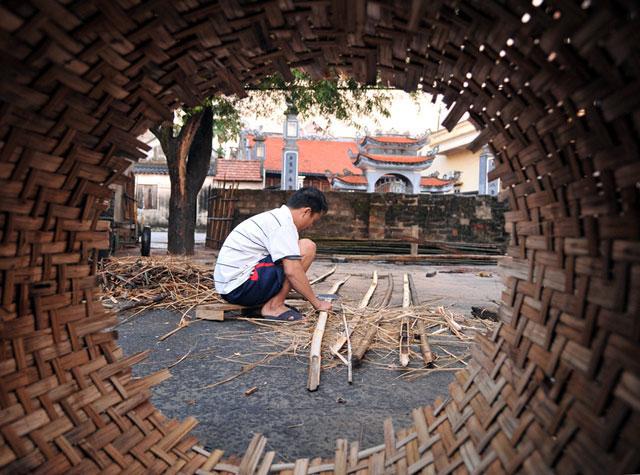 Traditional boat making in Ha Nam Island